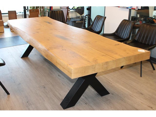 Houten boomtafel met metalen x-poten en afmeting 300 x 100 x 76 cm. dikte 5 - 10 cm. let op: staat op 1e et... - afbeelding 1 van  3