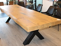 Houten boomtafel met metalen x-poten en afmeting 300 x 100 x 76 cm. dikte 5 - 10 cm. let op: staat op 1e et...