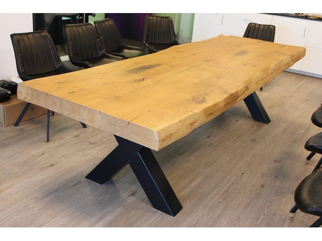 Houten boomtafel met metalen x-poten en afmeting 300 x 100 x 76 cm. dikte 5 - 10 cm. let op: staat op 1e et... - afbeelding 2 van  3