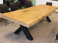 Houten boomtafel met metalen x-poten en afmeting 300 x 100 x 76 cm. dikte 5 - 10 cm. let op: staat op 1e et... - afbeelding 2 van  3