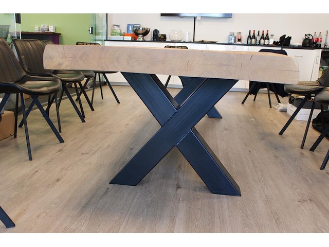 Houten boomtafel met metalen x-poten en afmeting 300 x 100 x 76 cm. dikte 5 - 10 cm. let op: staat op 1e et... - afbeelding 3 van  3
