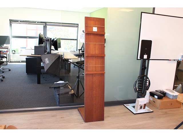 Houten brochure standaard met afmeting 36 x 177 cm. let op: hoekje beschadigd. - afbeelding 1 van  2