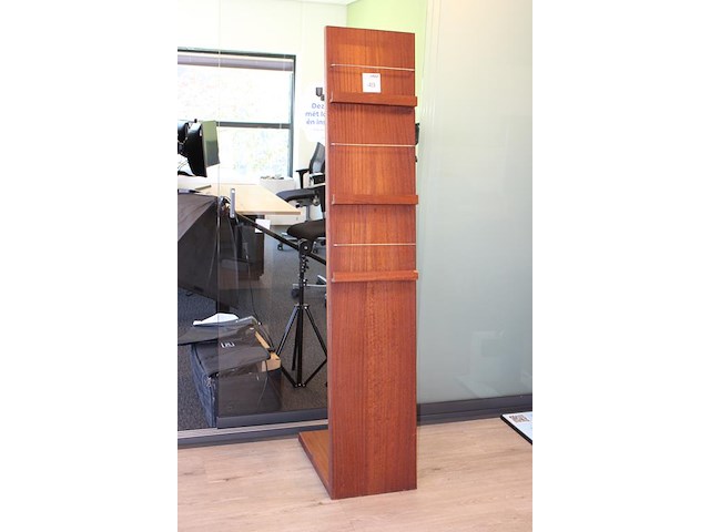 Houten brochure standaard met afmeting 36 x 177 cm. let op: hoekje beschadigd. - afbeelding 2 van  2