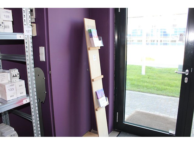 Houten brochurestandaard met afmeting 25 x 170 cm. - afbeelding 1 van  2