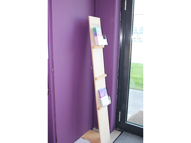 Houten brochurestandaard met afmeting 25 x 170 cm. - afbeelding 2 van  2