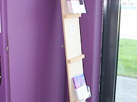 Houten brochurestandaard met afmeting 25 x 170 cm. - afbeelding 2 van  2