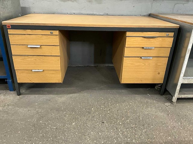 Houten bureau met hangkast - afbeelding 1 van  3