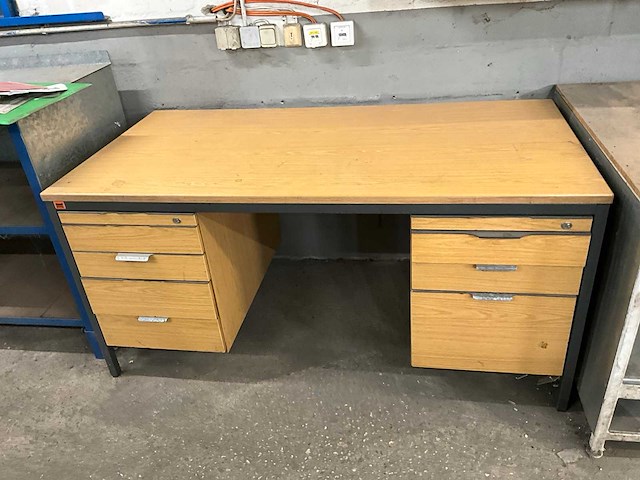 Houten bureau met hangkast - afbeelding 2 van  3