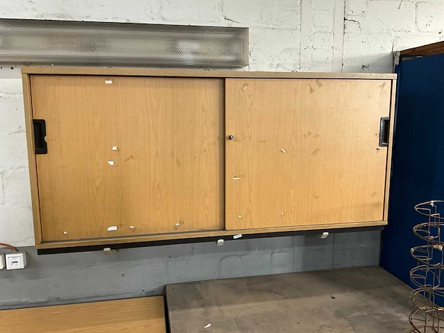 Houten bureau met hangkast - afbeelding 3 van  3