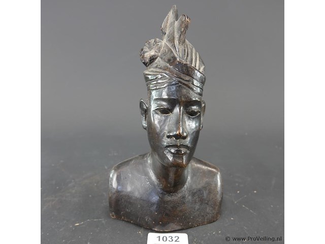 Houten buste van een balinese man - afbeelding 1 van  5