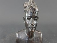 Houten buste van een balinese man