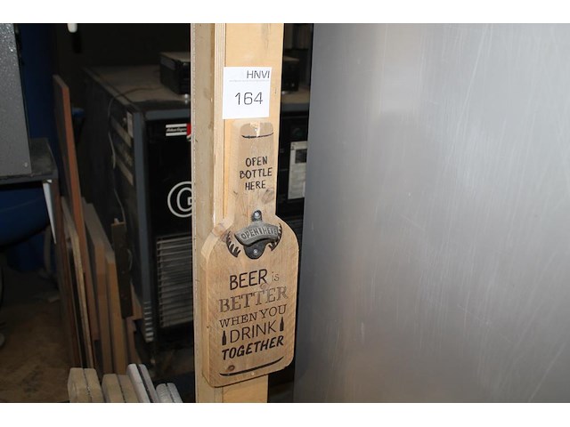 Houten decoratieve flessenopener. - afbeelding 1 van  2