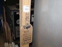 Houten decoratieve flessenopener. - afbeelding 1 van  2