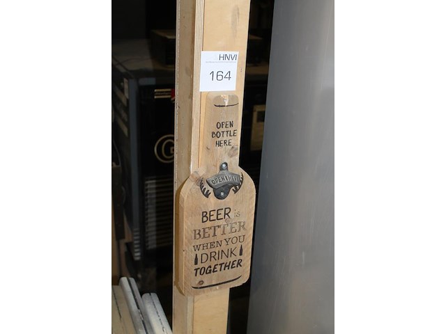 Houten decoratieve flessenopener. - afbeelding 2 van  2