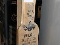 Houten decoratieve flessenopener. - afbeelding 2 van  2