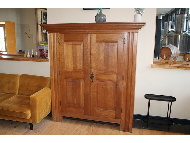 Houten dekenkast met 2 deuren en 2 inwendige laden. afmeting 176 x 63 x 181 cm. - afbeelding 1 van  3