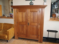 Houten dekenkast met 2 deuren en 2 inwendige laden. afmeting 176 x 63 x 181 cm.