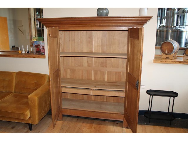 Houten dekenkast met 2 deuren en 2 inwendige laden. afmeting 176 x 63 x 181 cm. - afbeelding 2 van  3