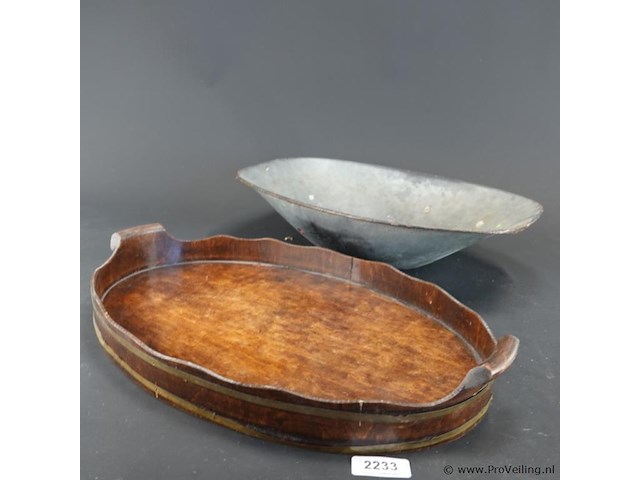 Houten dienblad en zinken (weeg)schaal - afbeelding 1 van  5