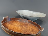 Houten dienblad en zinken (weeg)schaal - afbeelding 1 van  5
