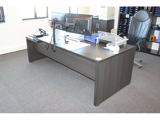 Houten directiebureau met twee niveaus. afmeting 230 x 172 cm. met verrijdbare ladekast en vast ladekast. - afbeelding 1 van  3
