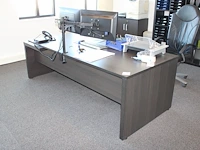Houten directiebureau met twee niveaus. afmeting 230 x 172 cm. met verrijdbare ladekast en vast ladekast.