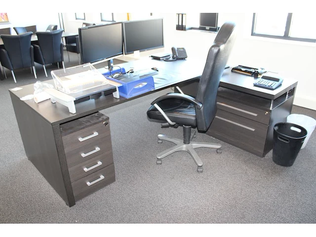 Houten directiebureau met twee niveaus. afmeting 230 x 172 cm. met verrijdbare ladekast en vast ladekast. - afbeelding 2 van  3