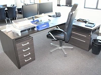 Houten directiebureau met twee niveaus. afmeting 230 x 172 cm. met verrijdbare ladekast en vast ladekast. - afbeelding 2 van  3