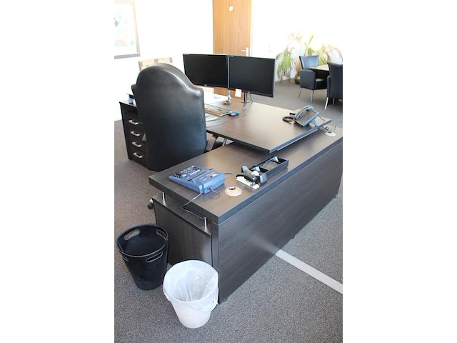 Houten directiebureau met twee niveaus. afmeting 230 x 172 cm. met verrijdbare ladekast en vast ladekast. - afbeelding 3 van  3