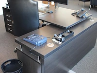 Houten directiebureau met twee niveaus. afmeting 230 x 172 cm. met verrijdbare ladekast en vast ladekast. - afbeelding 3 van  3