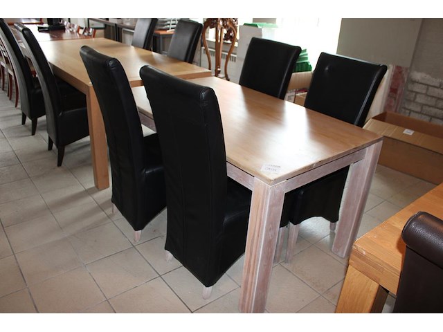 Houten eetkamer tafel met vier stoelen. afmetingtafel 139 x 84 x 76 cm. - afbeelding 1 van  3