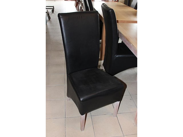 Houten eetkamer tafel met vier stoelen. afmetingtafel 139 x 84 x 76 cm. - afbeelding 3 van  3