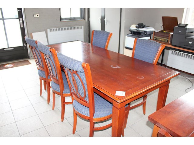 Houten eetkamer tafel met vijf stoelen. afmeting tafel 199 x 90 x 78 cm. - afbeelding 1 van  3
