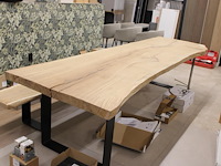 Houten eettafel met bank. afmeting tafel ca. 325 x 95 x 76 cm. dikte blad ca. 65 mm. afmeting bank 305 x 35...