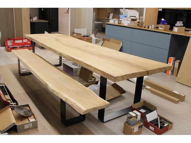 Houten eettafel met bank. afmeting tafel ca. 325 x 95 x 76 cm. dikte blad ca. 65 mm. afmeting bank 305 x 35... - afbeelding 2 van  3