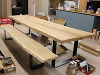 Houten eettafel met bank. afmeting tafel ca. 325 x 95 x 76 cm. dikte blad ca. 65 mm. afmeting bank 305 x 35... - afbeelding 2 van  3