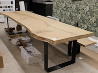 Houten eettafel met bank. afmeting tafel ca. 325 x 95 x 76 cm. dikte blad ca. 65 mm. afmeting bank 305 x 35... - afbeelding 3 van  3