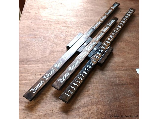 Houten eeuwigdurende kalender met verschuifbare stroken, sterk gelijkend op klassieke ontwerpen zoals de calendario bilancia van danese milano - afbeelding 2 van  4