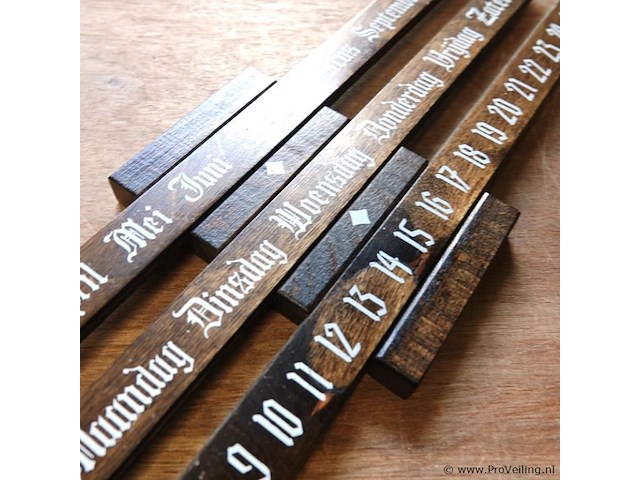 Houten eeuwigdurende kalender met verschuifbare stroken, sterk gelijkend op klassieke ontwerpen zoals de calendario bilancia van danese milano - afbeelding 3 van  4