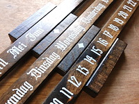 Houten eeuwigdurende kalender met verschuifbare stroken, sterk gelijkend op klassieke ontwerpen zoals de calendario bilancia van danese milano - afbeelding 3 van  4