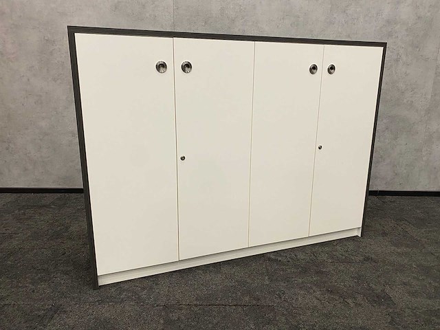 Houten halfhoge 4-deurs kast - afbeelding 6 van  13