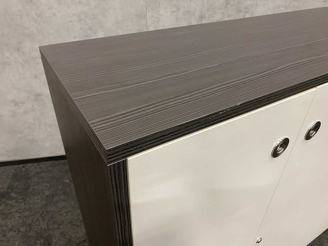 Houten halfhoge 4-deurs kast - afbeelding 12 van  13