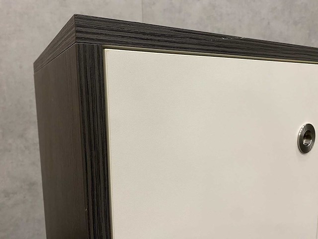 Houten halfhoge 4-deurs kast - afbeelding 11 van  13