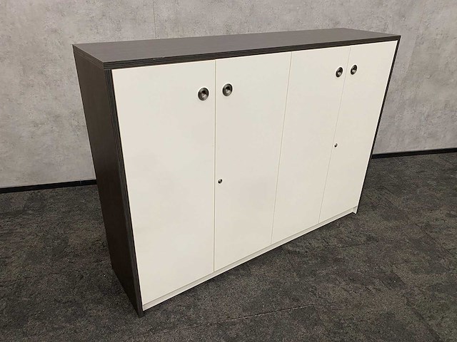 Houten halfhoge 4-deurs kast - afbeelding 1 van  13