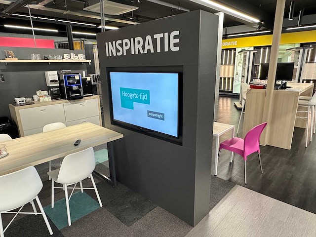 Houten "inspiratie" wand met lg monitor - afbeelding 1 van  3