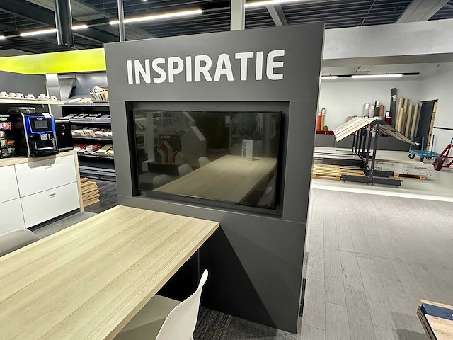 Houten "inspiratie" wand met lg monitor - afbeelding 1 van  3