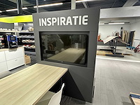 Houten "inspiratie" wand met lg monitor