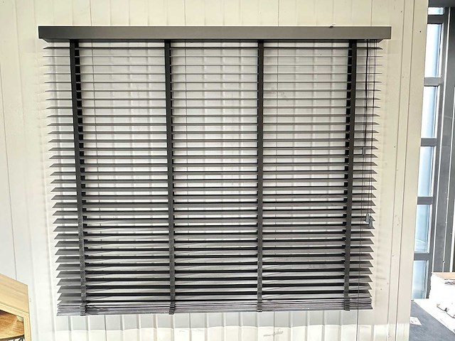 Houten jaloezie met brede ladderbanden - afbeelding 1 van  4