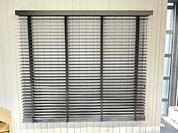 Houten jaloezie met brede ladderbanden - afbeelding 1 van  4