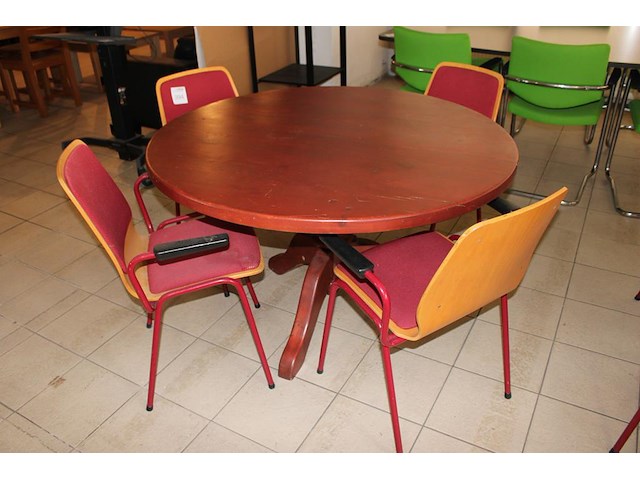 Houten kantinetafel doorsnede 122 cm met vier buisstalen stoelen. - afbeelding 1 van  2